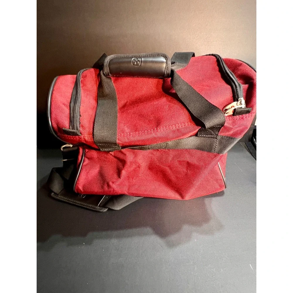 SwissGear Medium Duffle‎ Travel Bag Red Excellent Ballistic Nylon Utility